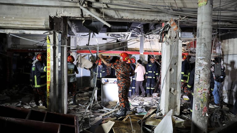 Feuerwehrleute suchen nach Überlebenden: In Bangladesch ist ein Haus explodiert.