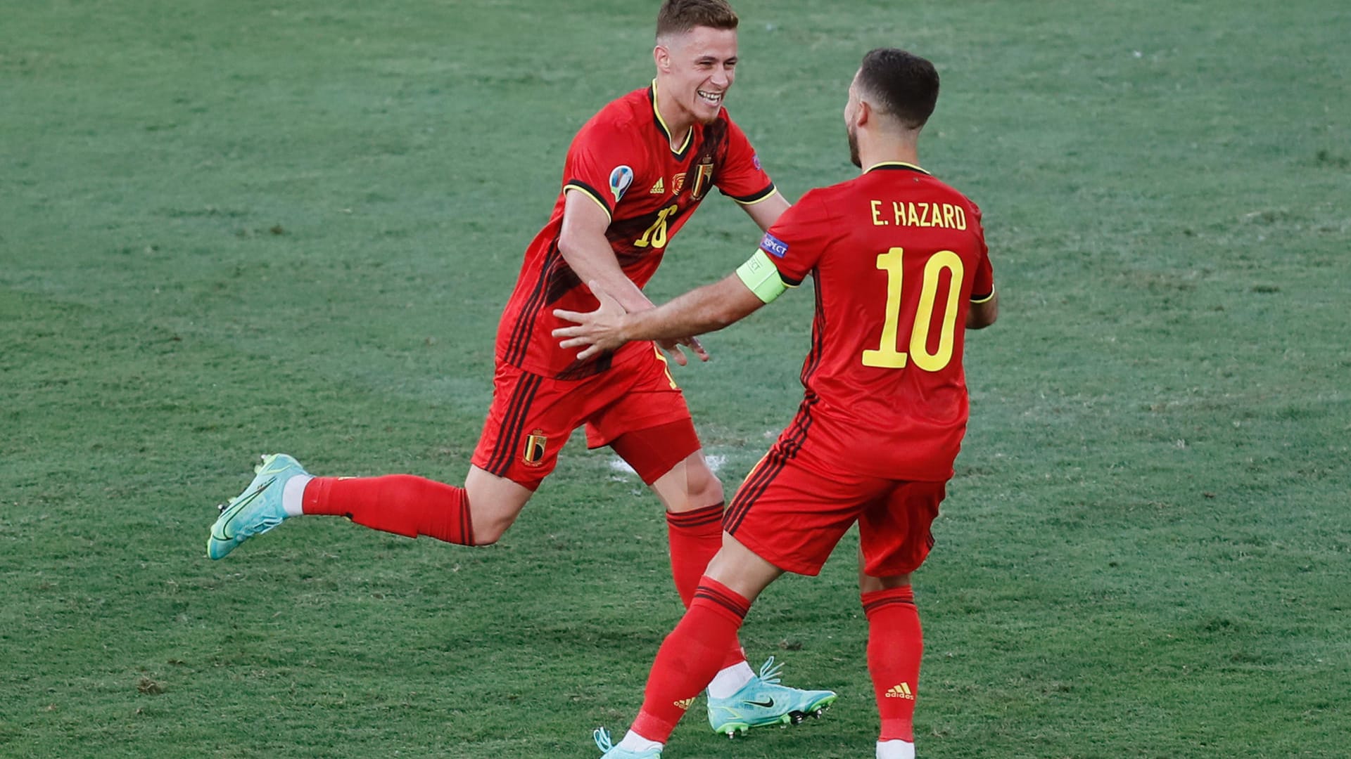 Zwei Brüder unter sich: Thorgan (l.) und Eden Hazard freuen sich über Belgiens Tor.