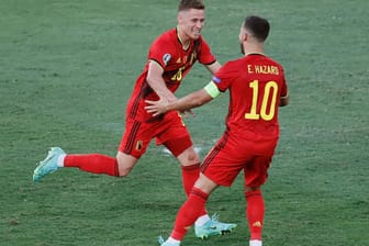 Zwei Brüder unter sich: Thorgan (l.) und Eden Hazard freuen sich über Belgiens Tor.