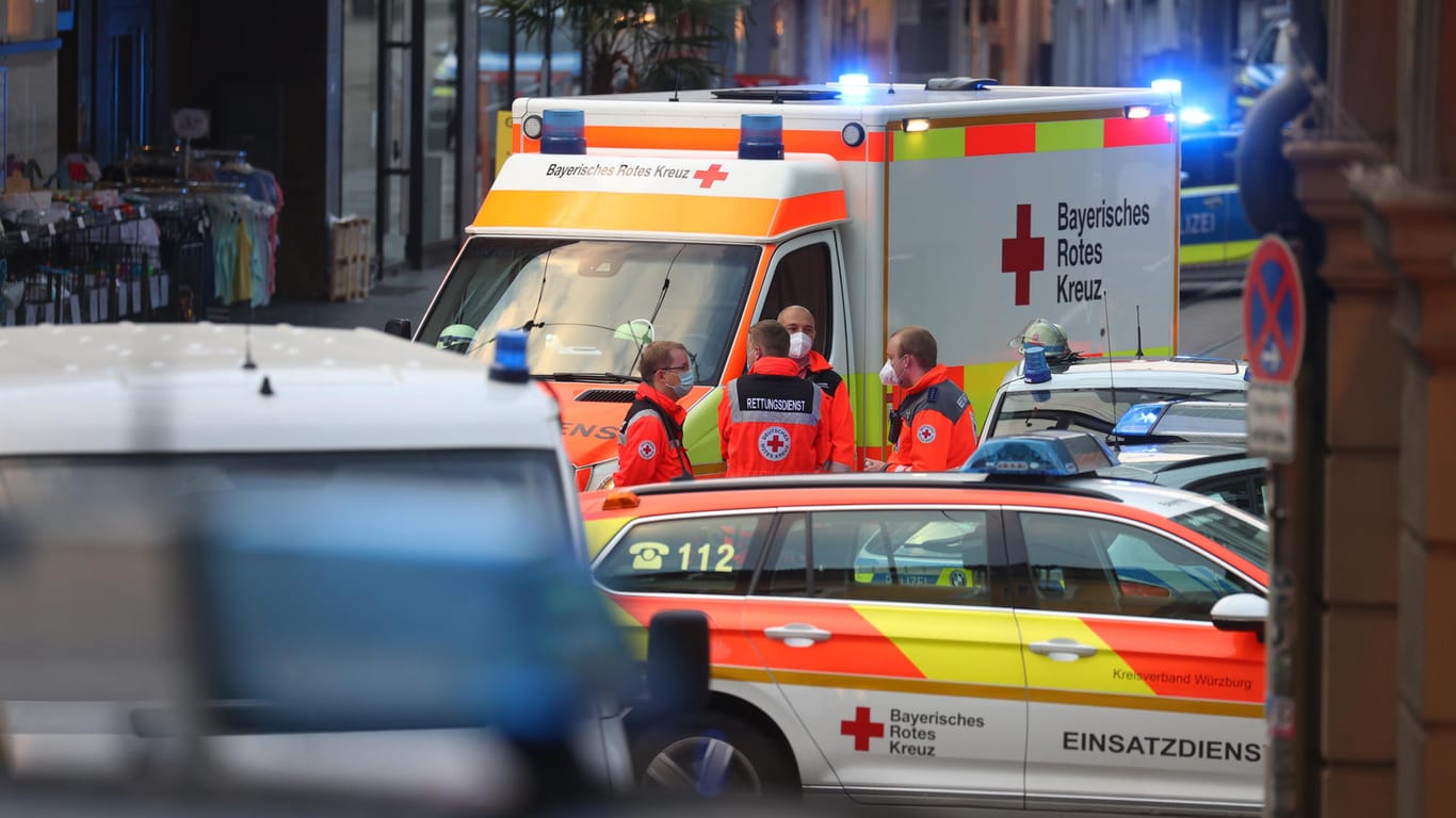 Rettungskräfte nach der Bluttat in der Innenstadt von Würzburg.