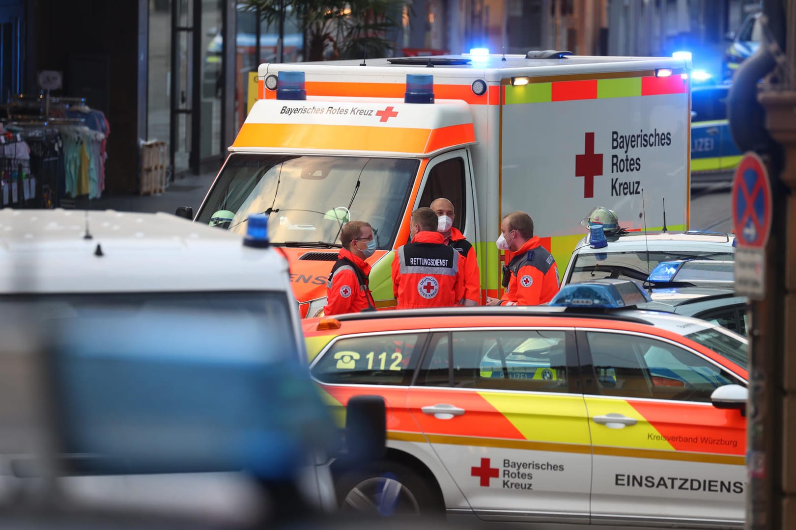 Rettungskräfte nach der Bluttat in der Innenstadt von Würzburg.