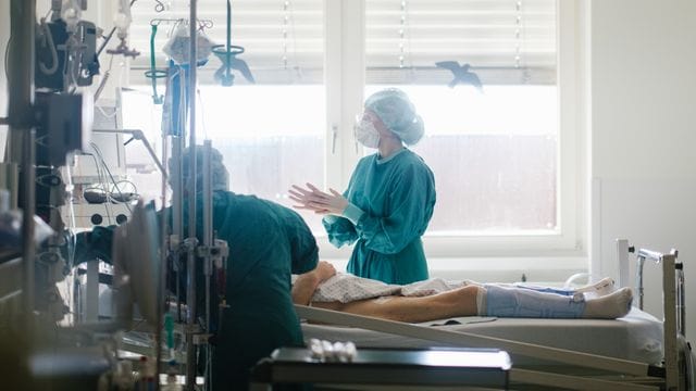Intensivpflegekräfte versorgen einen Covid-Patienten Intensivpflegekräfte versorgen einen Covid-Patienten