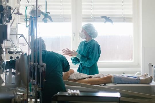 Intensivpflegekräfte versorgen einen Covid-Patienten