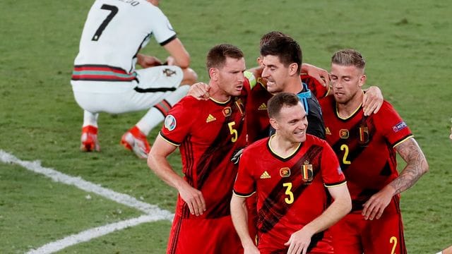 Belgien jubelt und feiert Torschützen Thorgan Hazard (M) - Titelverteidiger Portugal mit Superstar Cristiano Ronaldo ist raus.