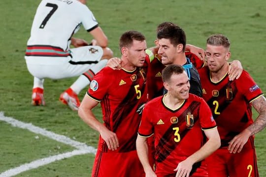 Belgien jubelt und feiert Torschützen Thorgan Hazard (M) - Titelverteidiger Portugal mit Superstar Cristiano Ronaldo ist raus.