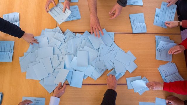 Wahlhelfer zählen die abgegebenen Stimmen aus (Symbolbild): Rund 30.000 ehrenamtliche Helfer benötigt der Freistaat insgesamt.