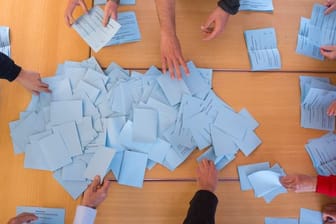 Wahlhelfer zählen die abgegebenen Stimmen aus (Symbolbild): Rund 30.000 ehrenamtliche Helfer benötigt der Freistaat insgesamt.