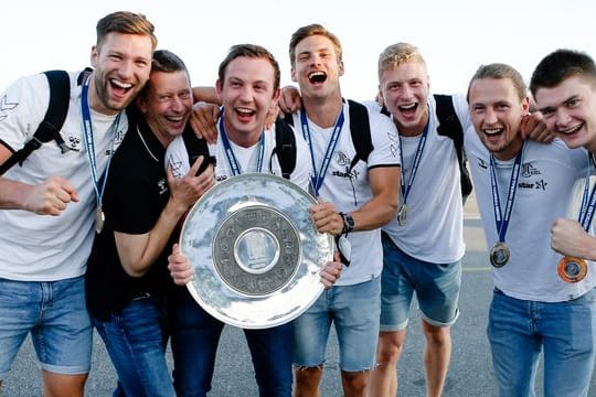 Harald Reinkind (l-r), Sander Sagosen, Rune Dahmke, Sven Ehrig, Malte Voigt und Oskar Sunnefeldt am Kieler Flughafen: Dort wurden die alten und neuen Handballmeister von Fans und Würdenträgern von Stadt und Land begrüßt.