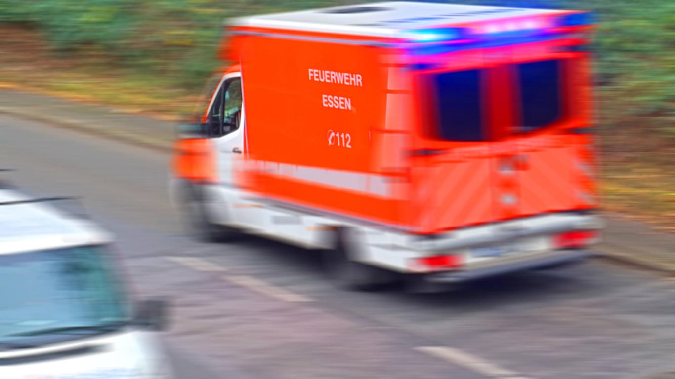 Ein Rettungsdienst der Feuerwehr im Einsatz (Symbolbild): In Mülheim an der Ruhr ist eine Person bei einem Brand verstorben.