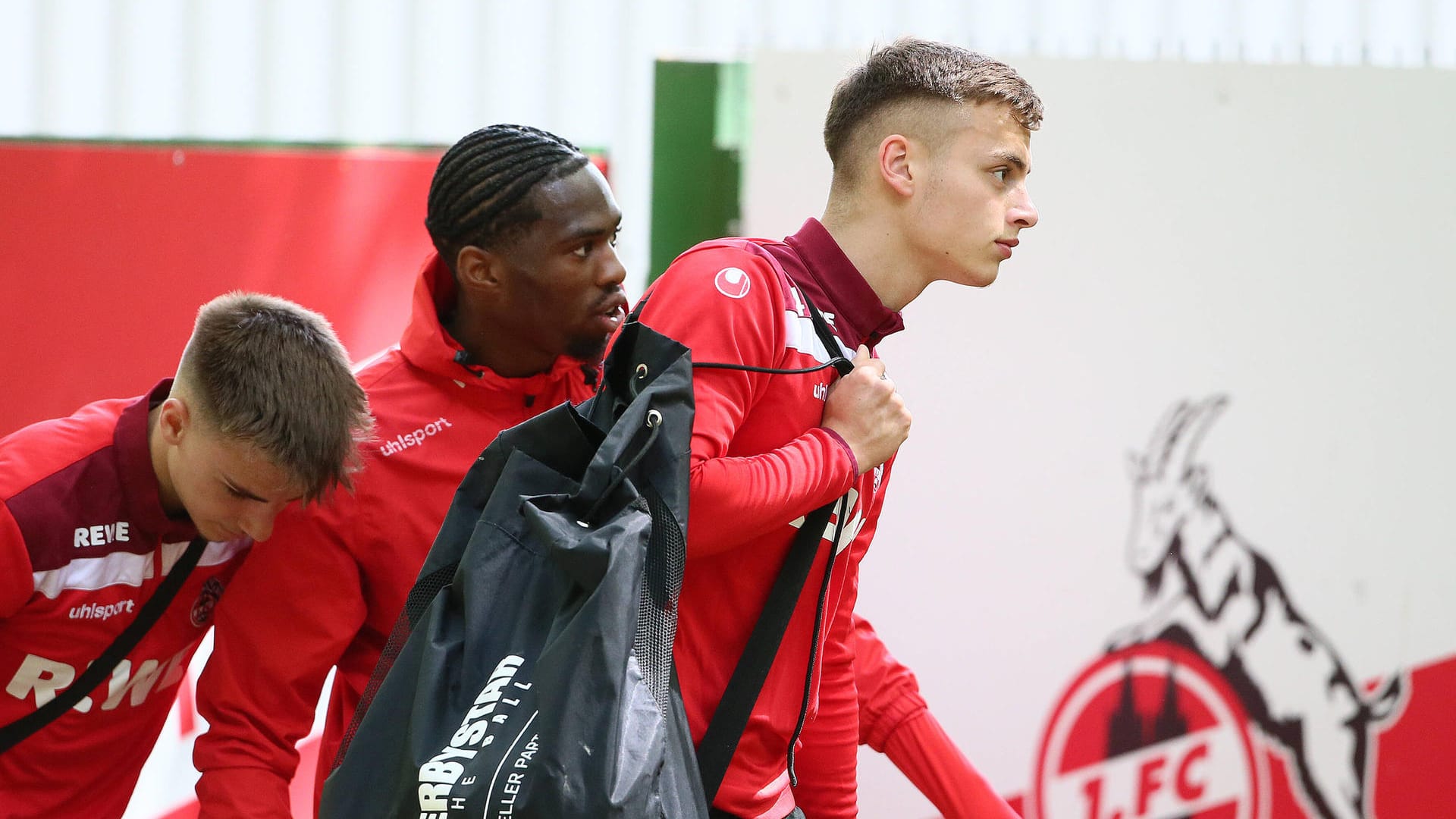 Tim Lemperle, Kingsley Ehizibue und Marvin Obuz (v.l.n.r.) auf dem Weg vom Training in die Kabine (Archivbild): Spieler wie Lemperle nutzten die Corona-Zeit, um am Ball zu bleiben.