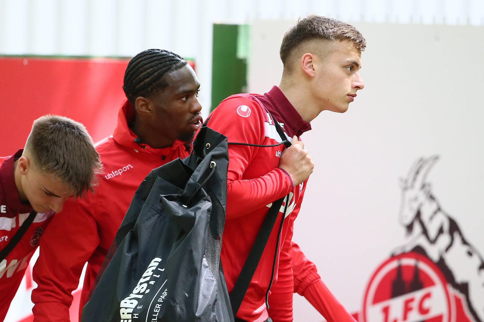 Tim Lemperle, Kingsley Ehizibue und Marvin Obuz (v.l.n.r.) auf dem Weg vom Training in die Kabine (Archivbild): Spieler wie Lemperle nutzten die Corona-Zeit, um am Ball zu bleiben.