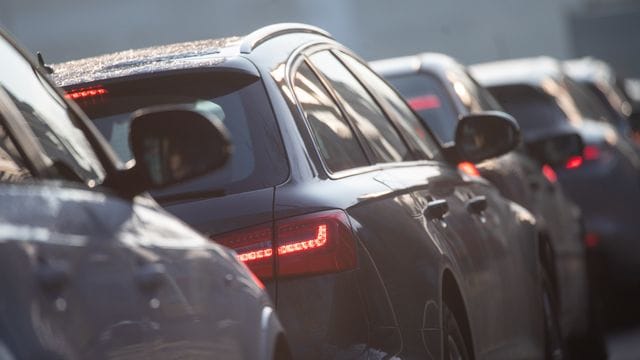 Autos stehen im Stau (Symbolbild): Wer Staus vermeiden möchte, dem empfiehlt der ADAC, früh morgens oder abends loszufahren. Autos stehen im Stau (Symbolbild): Wer Staus vermeiden möchte, dem empfiehlt der ADAC, früh morgens oder abends loszufahren.