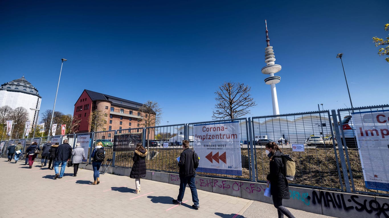 Das Corona-Impfzentrum in den Hamburger Messehallen (Archivbild): Seit heute ist die Impfpriorisierung in der Hansestadt aufgehoben.