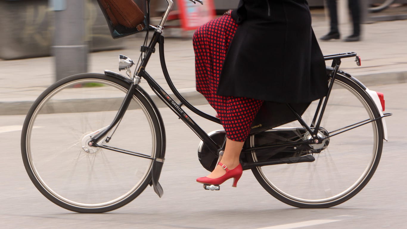 Eine Frau fährt Fahrrad (Symbolbild): Die mutmaßliche Angreiferin konnte unerkannt flüchten.
