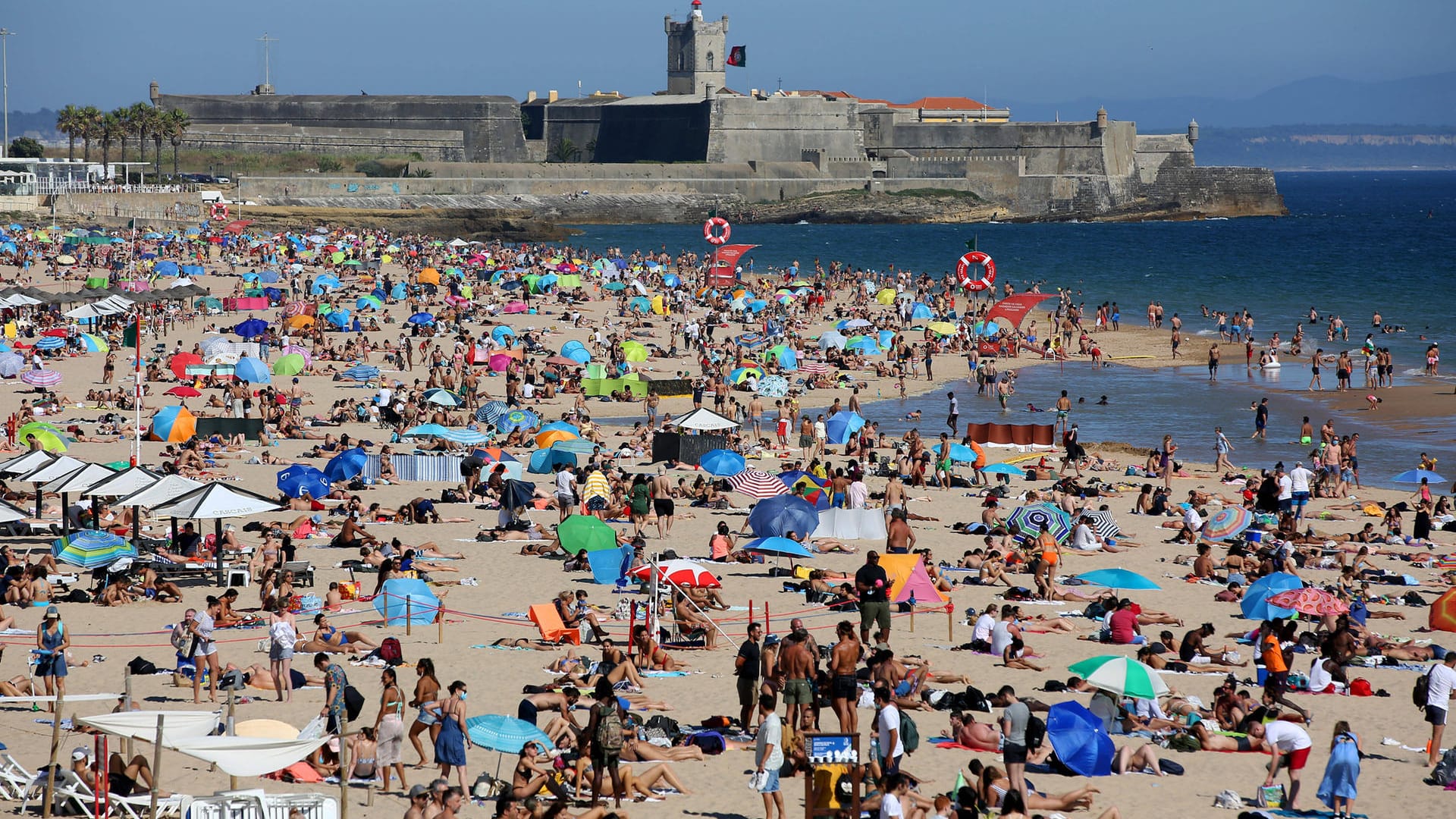 Volle Strände in Portugal: Das Land wurde als Virusvariantengebiet eingestuft. Volle Strände in Portugal: Das Land wurde als Virusvariantengebiet eingestuft.