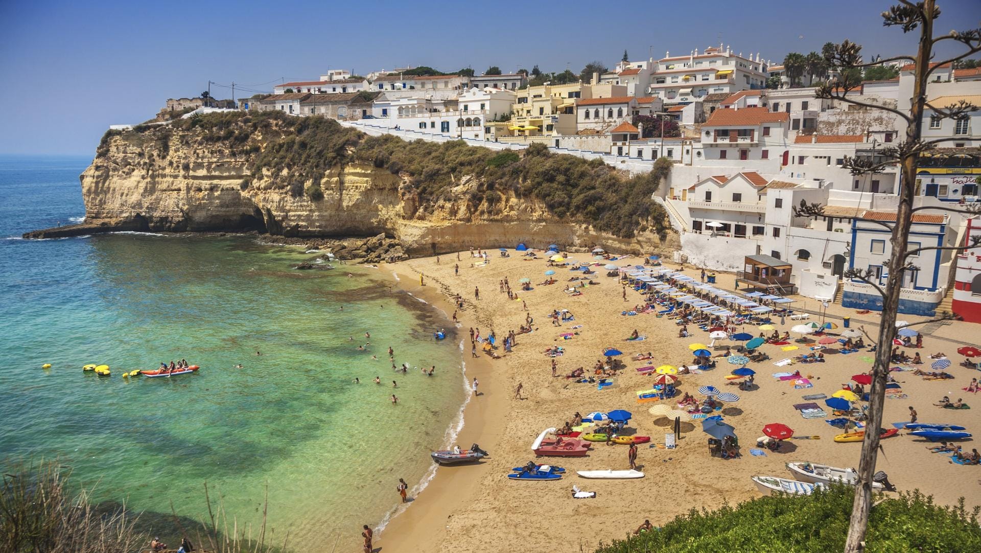 Carvoeiro Beach an der Algarve: Portugal wird wegen der Corona-Delta-Variante im Sommer 2020 zum Virusvariantengebiet.