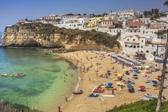 Carvoeiro Beach an der Algarve: Portugal wird wegen der Corona-Delta-Variante im Sommer 2020 zum Virusvariantengebiet.