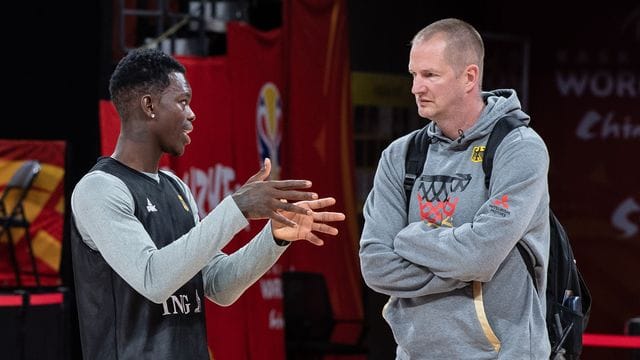 Auf NBA-Star Dennis Schröder (l) muss Basektball-Bundestrainer Henrik Rödl beim Quali-Turnier in Split verzichten. Auf NBA-Star Dennis Schröder (l) muss Basektball-Bundestrainer Henrik Rödl beim Quali-Turnier in Split verzichten.