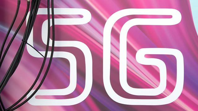 Antennenkabel verlaufen vor dem Schriftzug "5G". Antennenkabel verlaufen vor dem Schriftzug "5G".