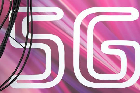 Antennenkabel verlaufen vor dem Schriftzug "5G".