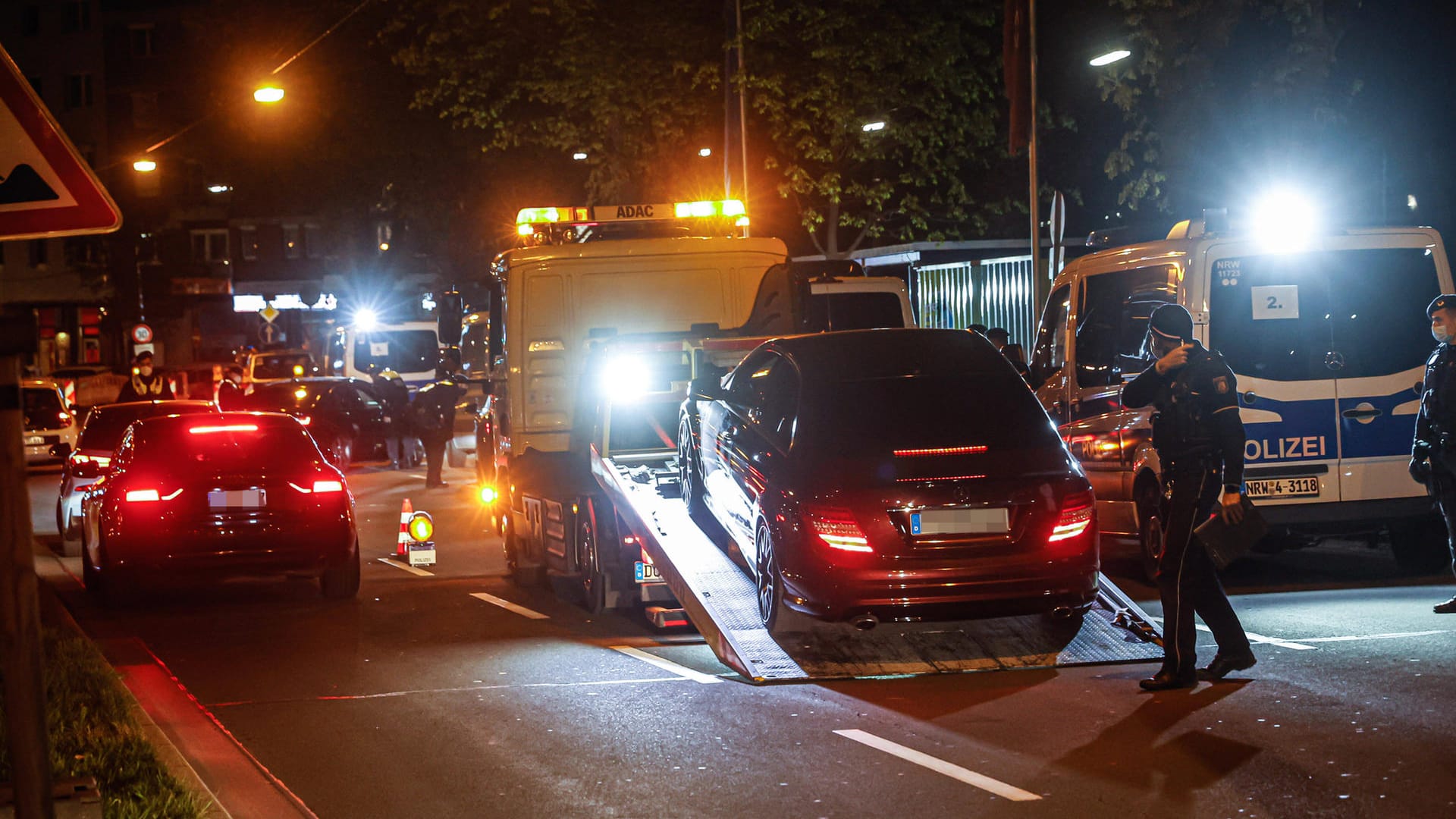 Die Polizei nimmt einen Wagen unter die Lupe (Archivbild): Auch an diesem Wochenende wurden zahlreiche Pkw und Personen kontrolliert.