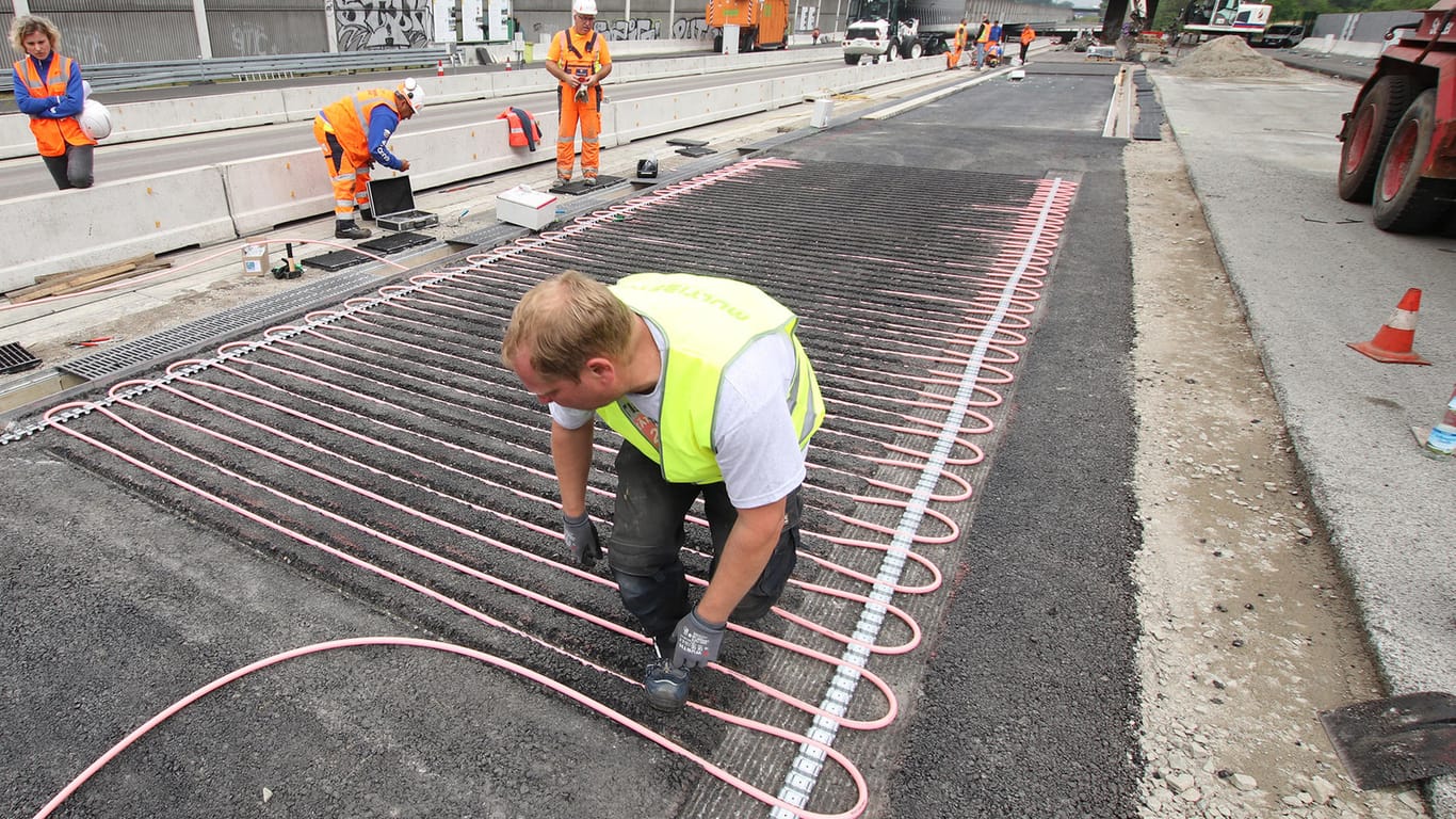 Fußbodenheizung unterm Asphalt: Die Bundesanstalt für Straßenwesen testet eine temperierte Straße.