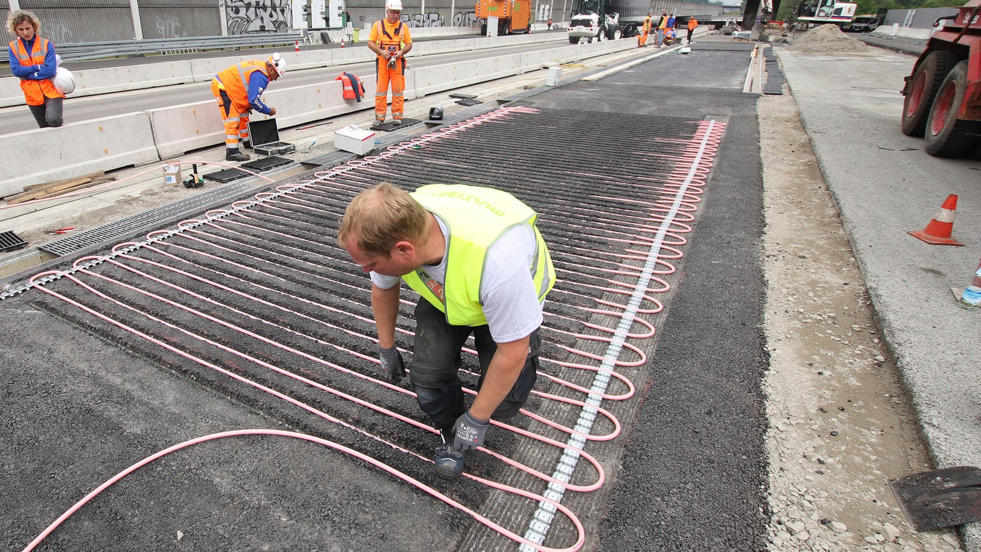 Fußbodenheizung unterm Asphalt: Die Bundesanstalt für Straßenwesen testet eine temperierte Straße. Fußbodenheizung unterm Asphalt: Die Bundesanstalt für Straßenwesen testet eine temperierte Straße.