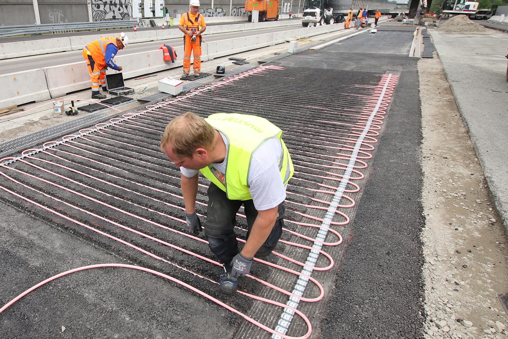 Fußbodenheizung unterm Asphalt: Die Bundesanstalt für Straßenwesen testet eine temperierte Straße.