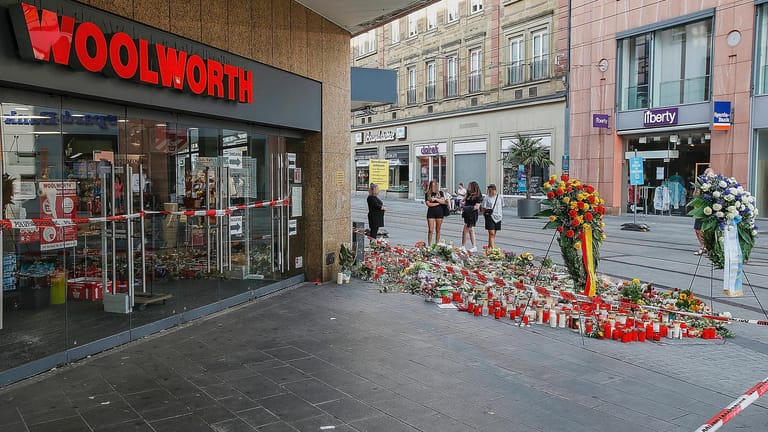 Blumenmeer vor der "Woolworth"-Filiale in Würzburg: Drei Frauen sind dort am Freitag getötet worden.