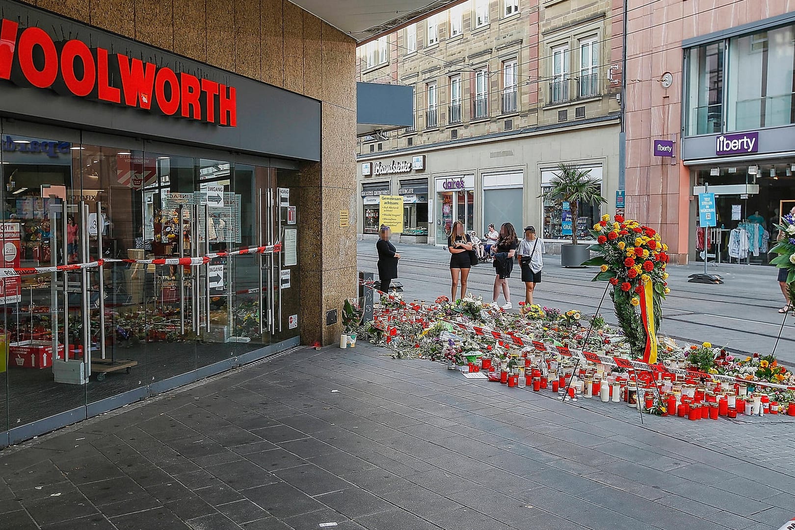Blumenmeer vor der "Woolworth"-Filiale in Würzburg: Drei Frauen sind dort am Freitag getötet worden.