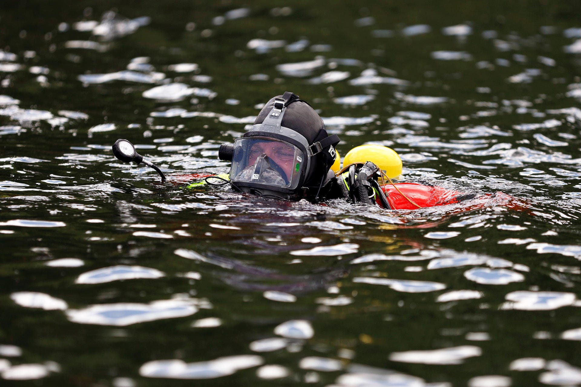 Wasserrettung im Einsatz (Archivbild): Erneut wird mit Booten und Tauchern nach dem Vierjährigen gesucht.