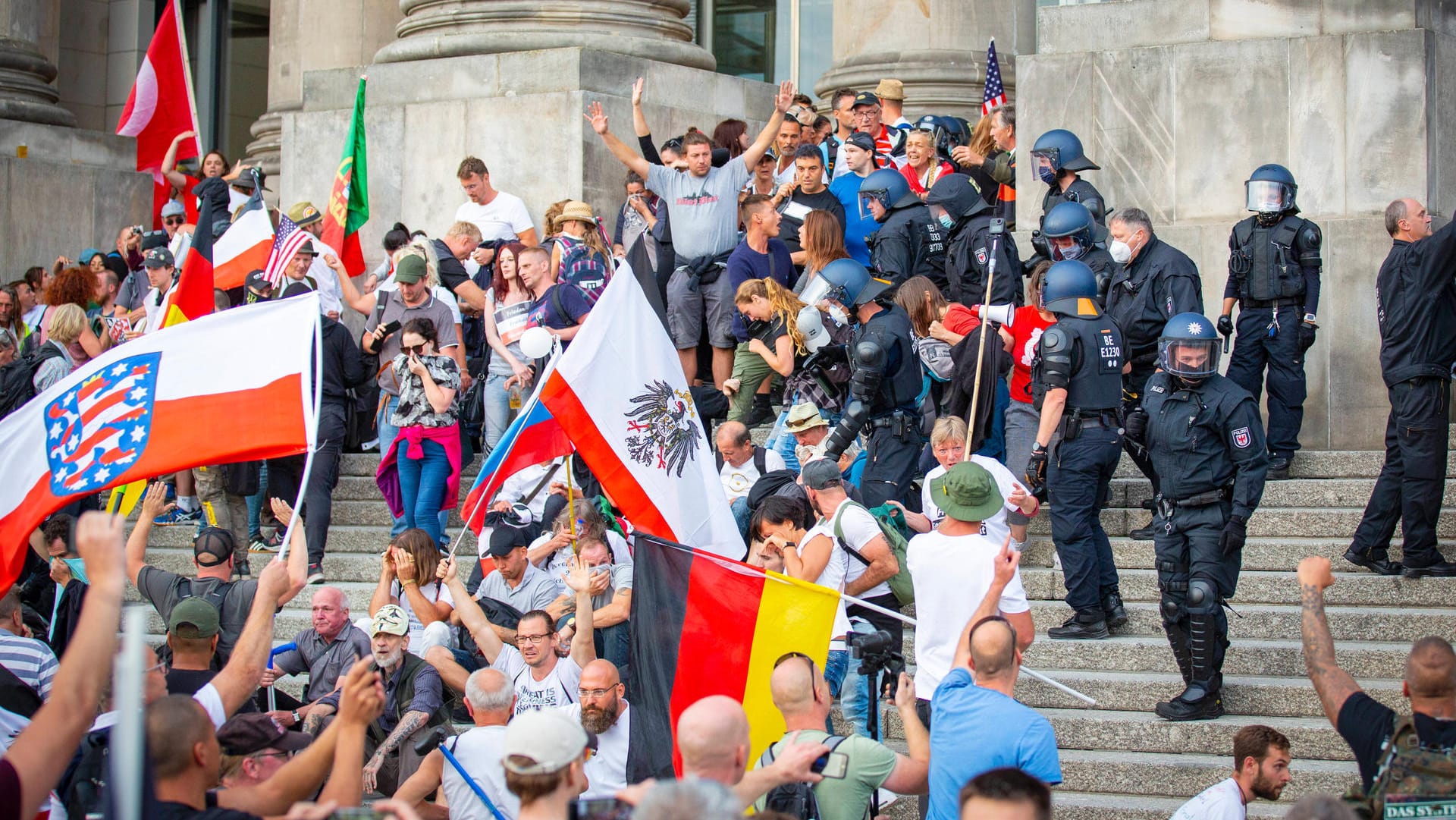 Die Treppen des Berliner Reichstags am 29. August 2020: Hier soll der Ex-AfD-Politiker unter anderem Widerstand gegen Polizeibeamte geleistet haben. Die Treppen des Berliner Reichstags am 29. August 2020: Hier soll der Ex-AfD-Politiker unter anderem Widerstand gegen Polizeibeamte geleistet haben.
