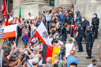 Die Treppen des Berliner Reichstags am 29. August 2020: Hier soll der Ex-AfD-Politiker unter anderem Widerstand gegen Polizeibeamte geleistet haben.