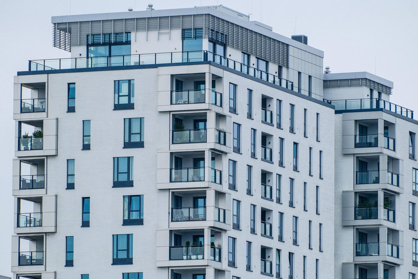 Wohnhochhaus (Symbolbild): Vonovia will Deutsche Wohnen übernehmen.