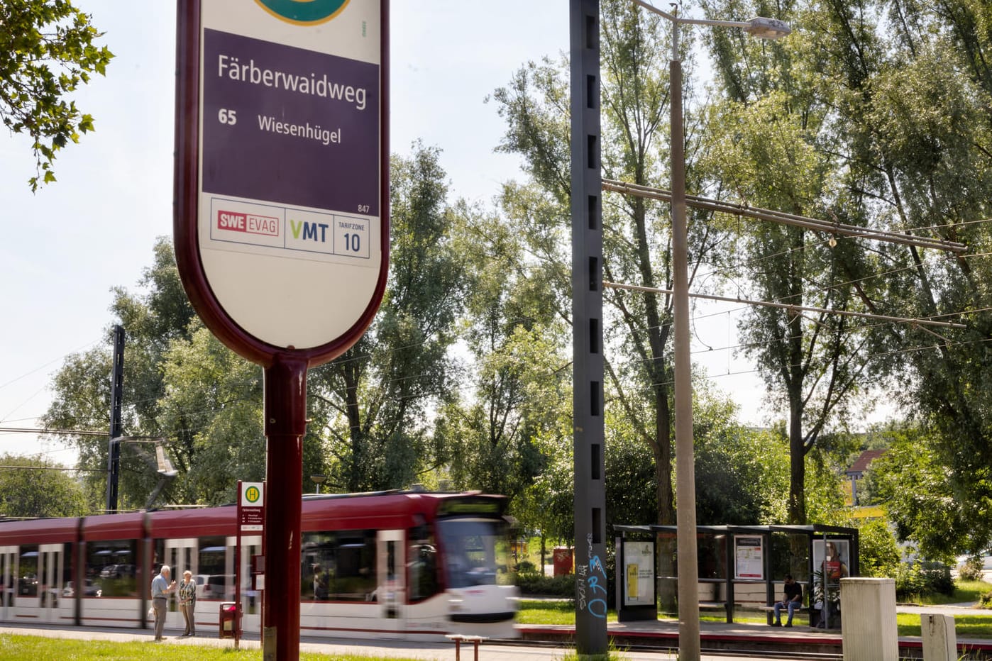 Eine Straßenbahn fährt in die Haltestelle Färberwaidweg ein: Im Bereich Muldenweg / Färberwaidweg wurden am Morgen zwei Menschen mutmaßlich mit einem Messer angegriffen und verletzt.