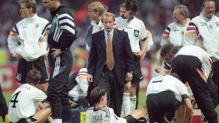 Berti Vogts (im Anzug) 1996: Der Bundestrainer vor dem Elfmeterschießen im EM-Halbfinale gegen England. Am Ende gewann das DFB-Team knapp.