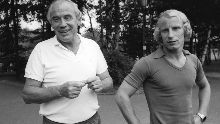 Teil der England-Fahrgemeinschaft von 1966: Gladbachs Trainer Hennes Weisweiler (l.) und "Chauffeur" und Spieler Berti Vogts.
