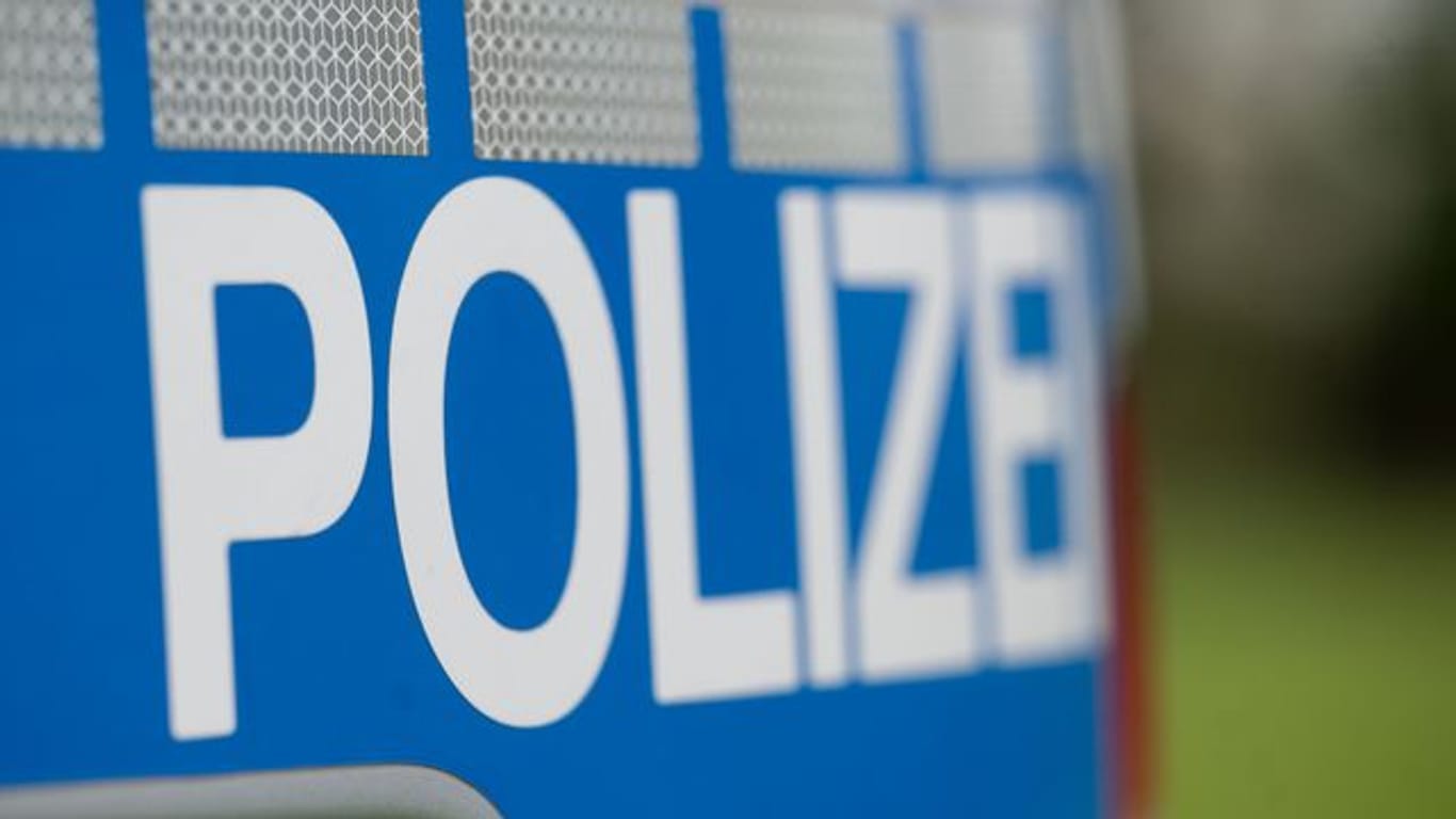 Das Wort "Polizei" steht auf der Karosserie eines Einsatzwagens (Symbolbild): Die Polizei konnte den Wagen beschlagnahmen.