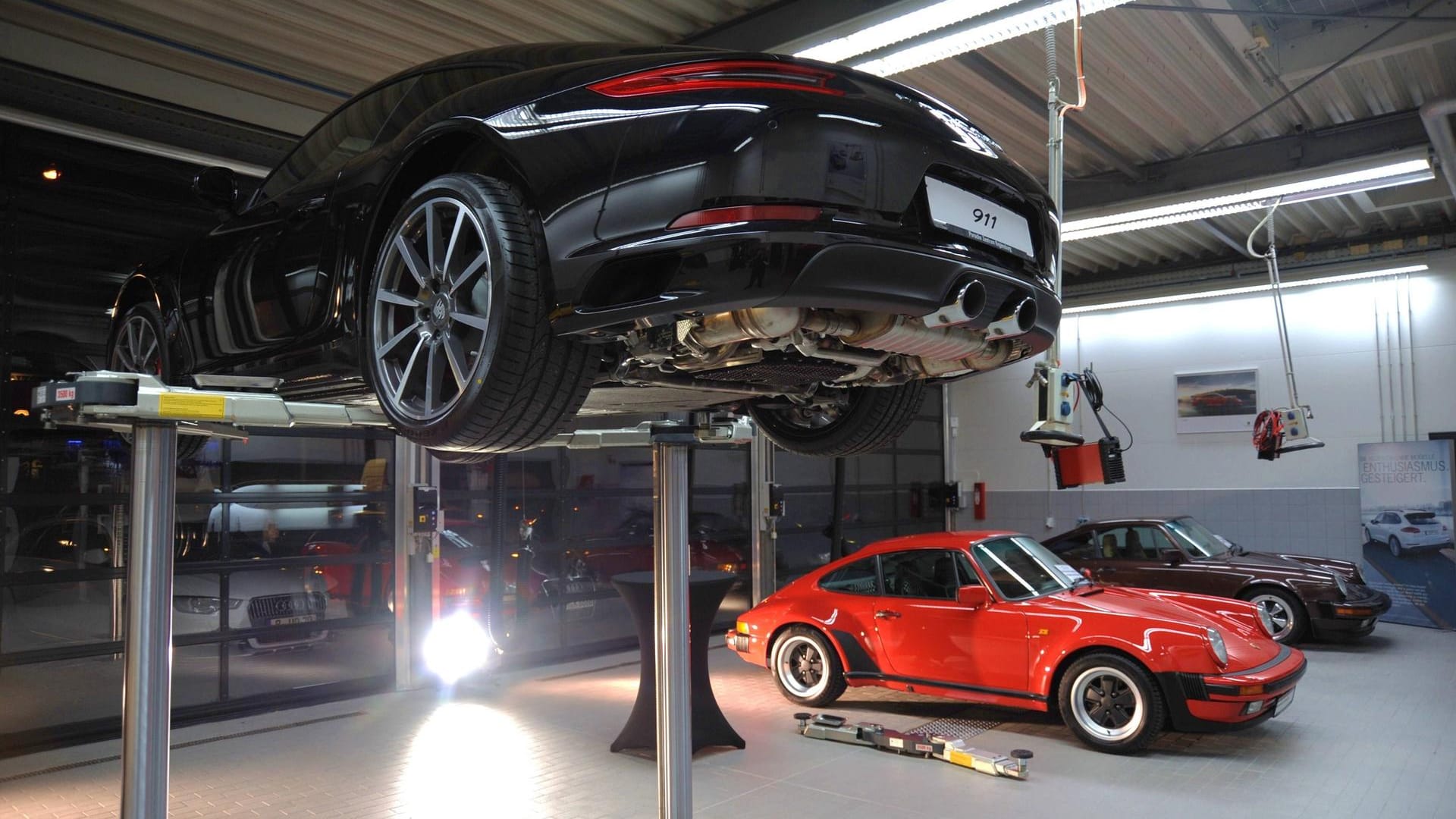 Drei Porsche 911 in einer Werkstatt: Der Porsche war den Beamten aufgefallen, weil das Licht nicht angeschaltet war. Drei Porsche 911 in einer Werkstatt: Der Porsche war den Beamten aufgefallen, weil das Licht nicht angeschaltet war.