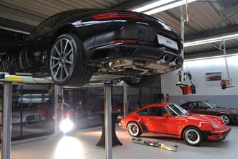 Drei Porsche 911 in einer Werkstatt: Der Porsche war den Beamten aufgefallen, weil das Licht nicht angeschaltet war.