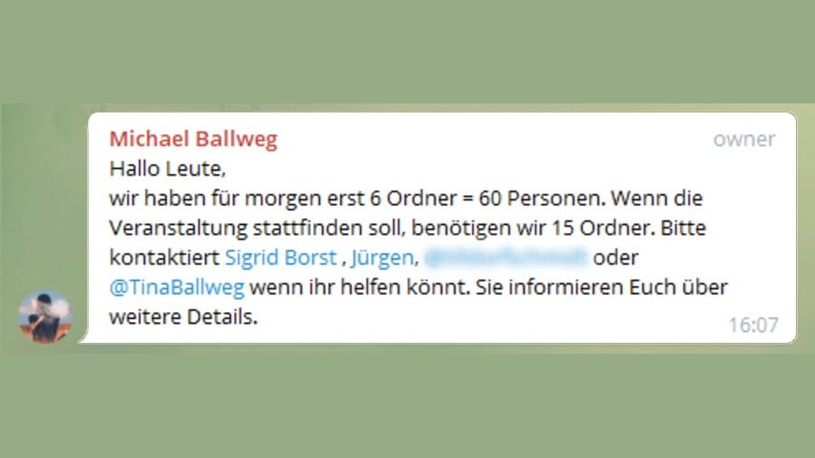 Ansprechpartner für Ordner: Arne E. (richtiger Name im Bild unkenntlich gemacht) neben Ballwegs Frau.