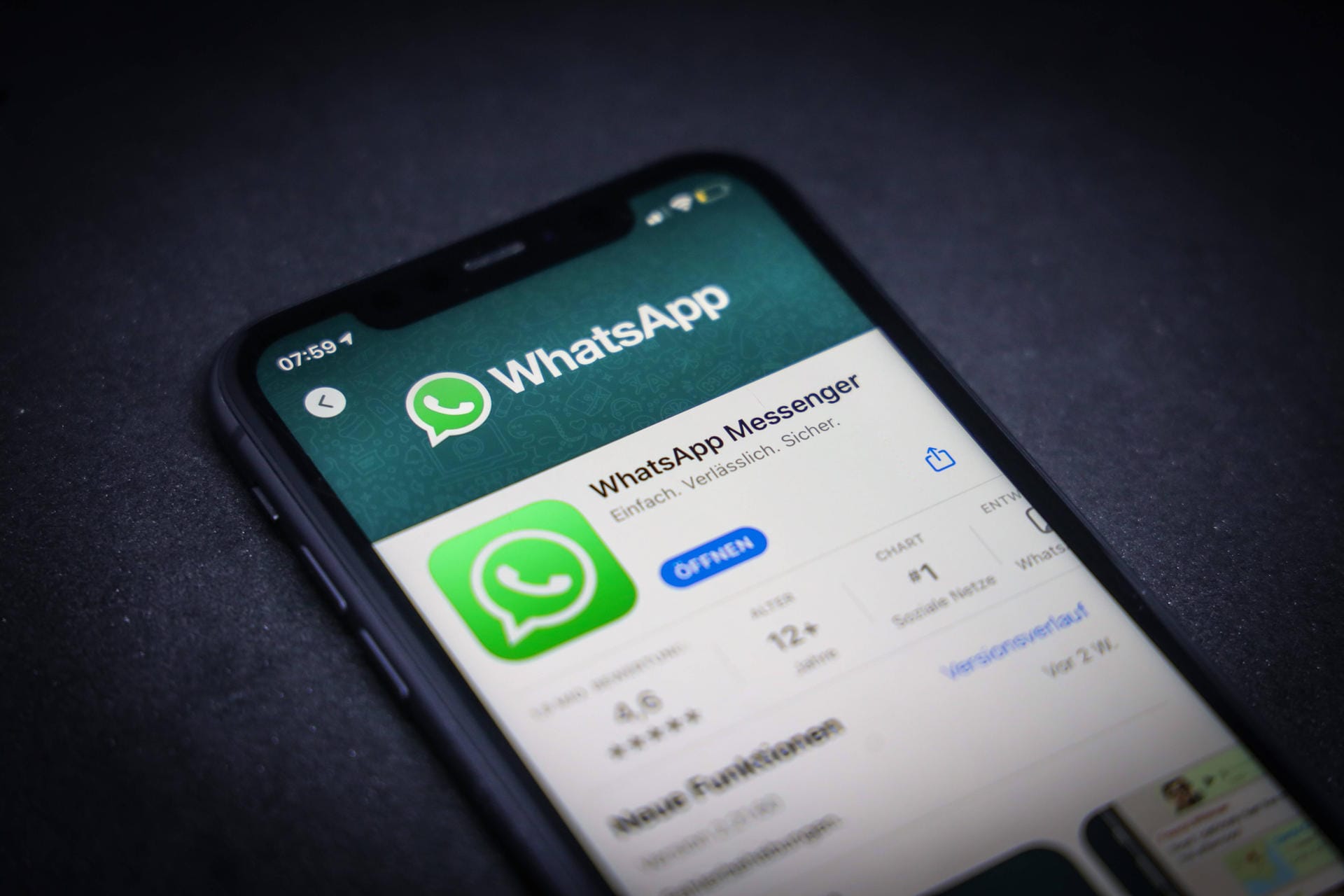 Ein Smartphone, auf dem "WhatsApp" angezeigt wird: Die Polizei Hagen warnt vor einer neuen Betrugsmasche.