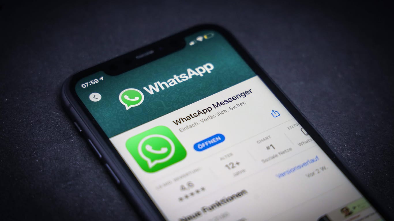 Ein Smartphone, auf dem "WhatsApp" angezeigt wird: Die Polizei Hagen warnt vor einer neuen Betrugsmasche.