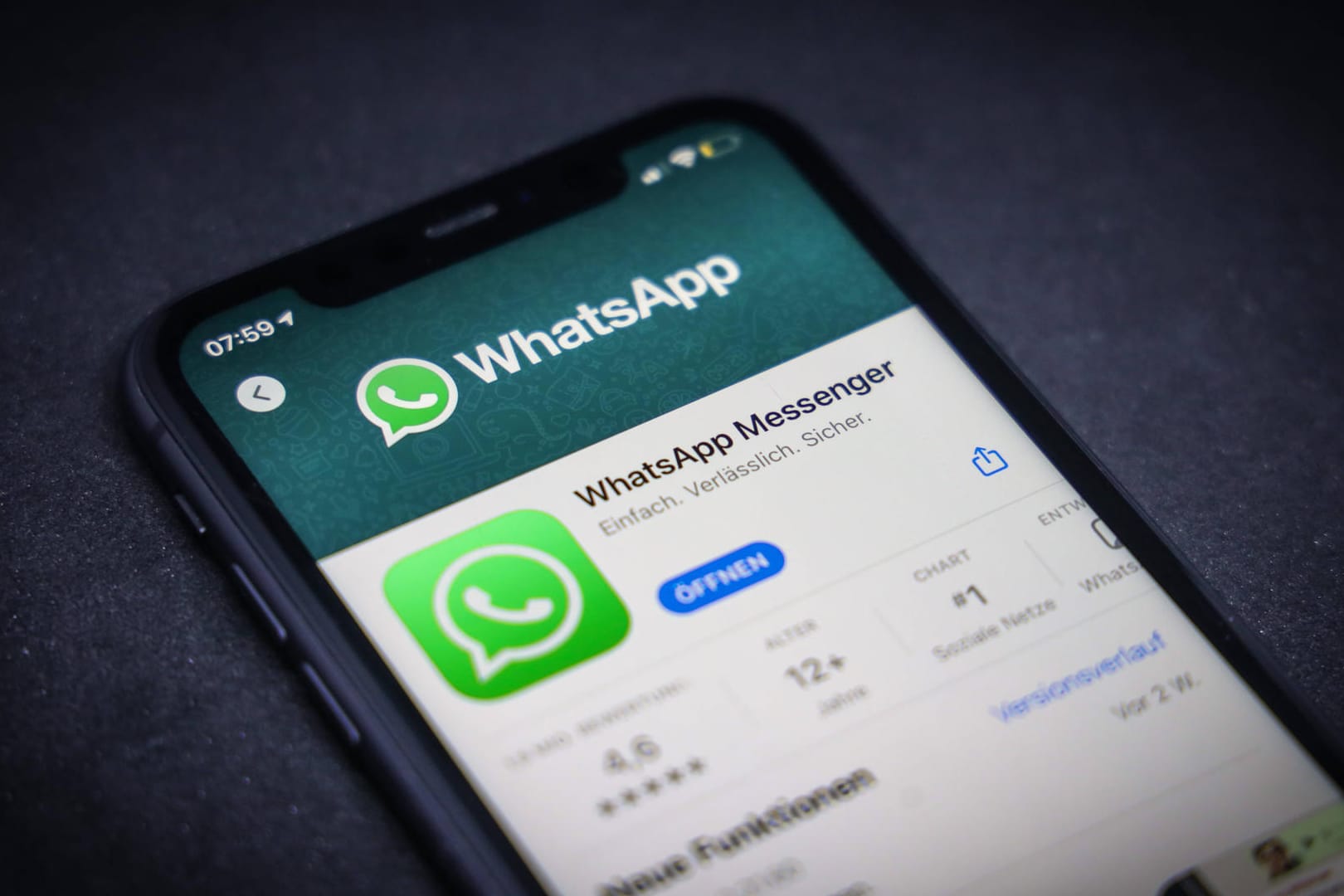 Ein Smartphone, auf dem "WhatsApp" angezeigt wird: Die Polizei Hagen warnt vor einer neuen Betrugsmasche.