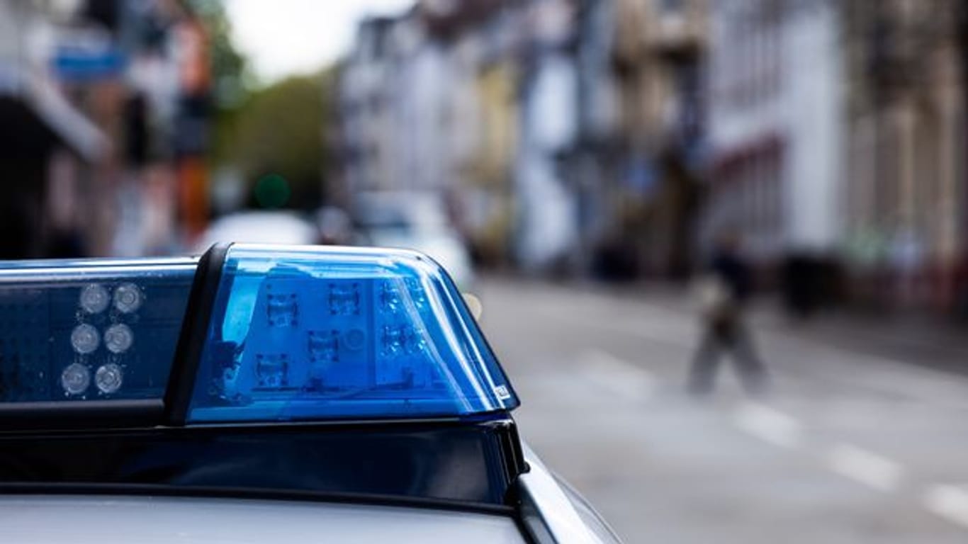 Ein Einsatzfahrzeug der Polizei steht am Straßenrand (Symbolbild): Der Mann soll in der Bar einen Streit angefangen haben.