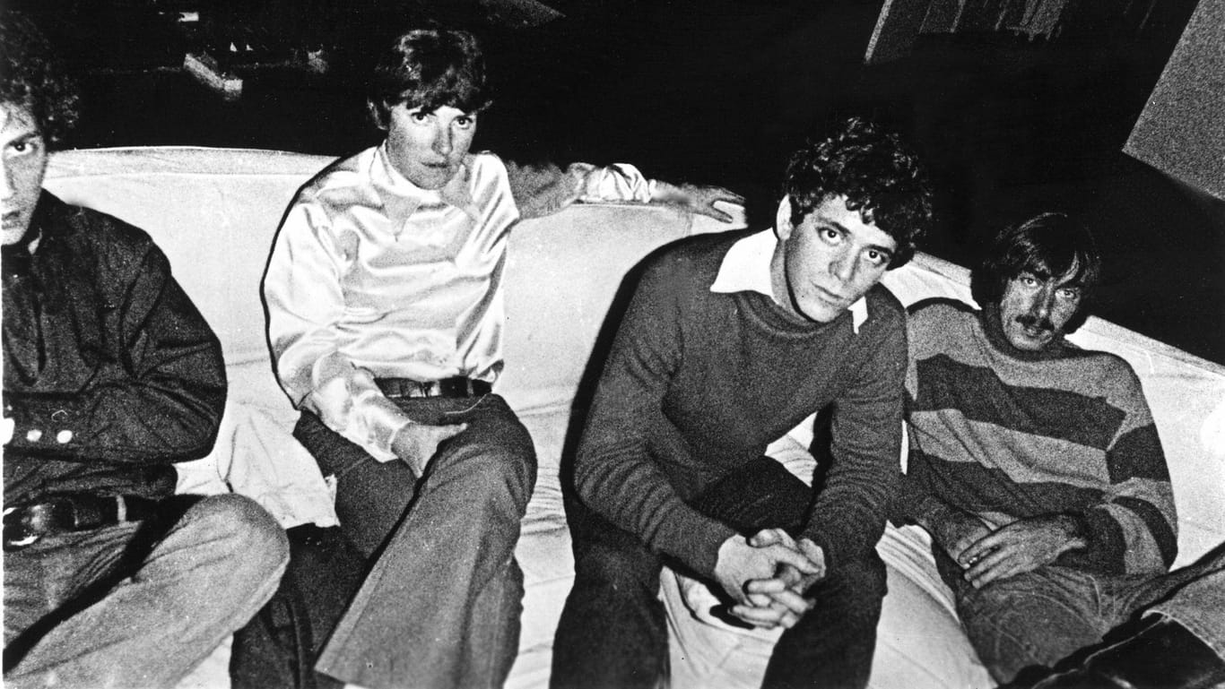 Lou Reed (2. v. r.) gründete Mitte der 1960er-Jahre die Rockband The Velvet Underground. Ihr erstes Album produzierte Pop-Art-Ikone Andy Warhol. Später wurde Reed weltweit bekannt.