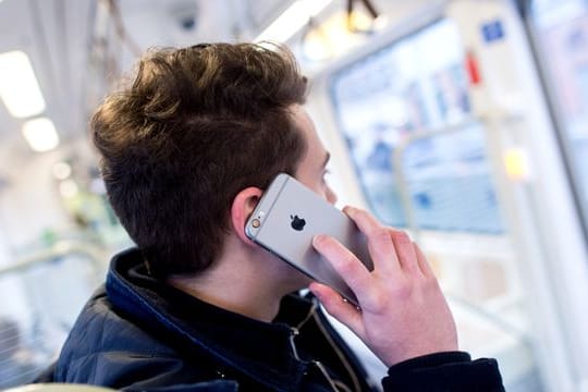 Ein Gericht hat geurteilt: Unter bestimmten Umständen kann ein Handyvertrag länger als 24 Monate laufen.