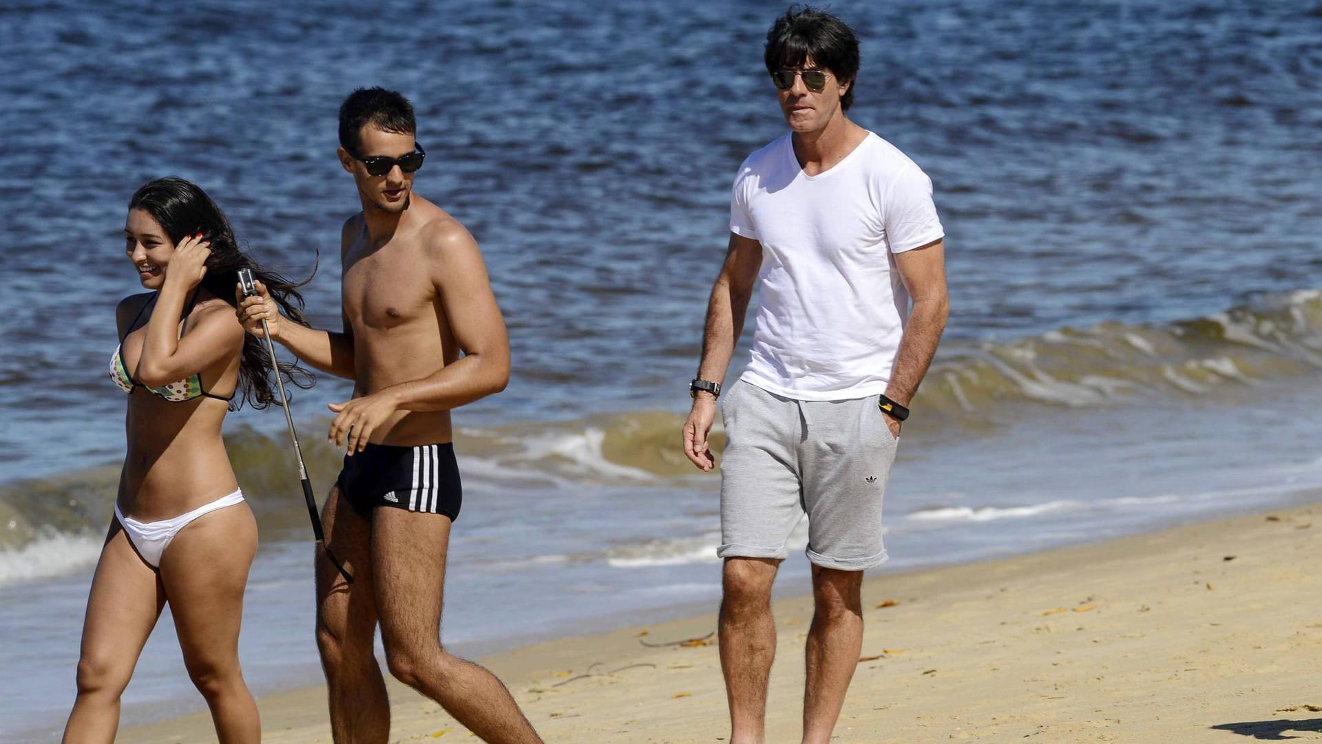 Joachim Löw am Strand von Santo Andre: Drei Wochen, nachdem dieses Bild entsteht, holt das DFB-Team den WM-Titel.