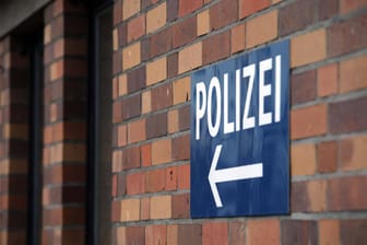 Ein Wegweiser zu einer Polizeiwache (Symbolbild): In Osterholz-Scharmbeck wurden zwei Frauen belästigt.