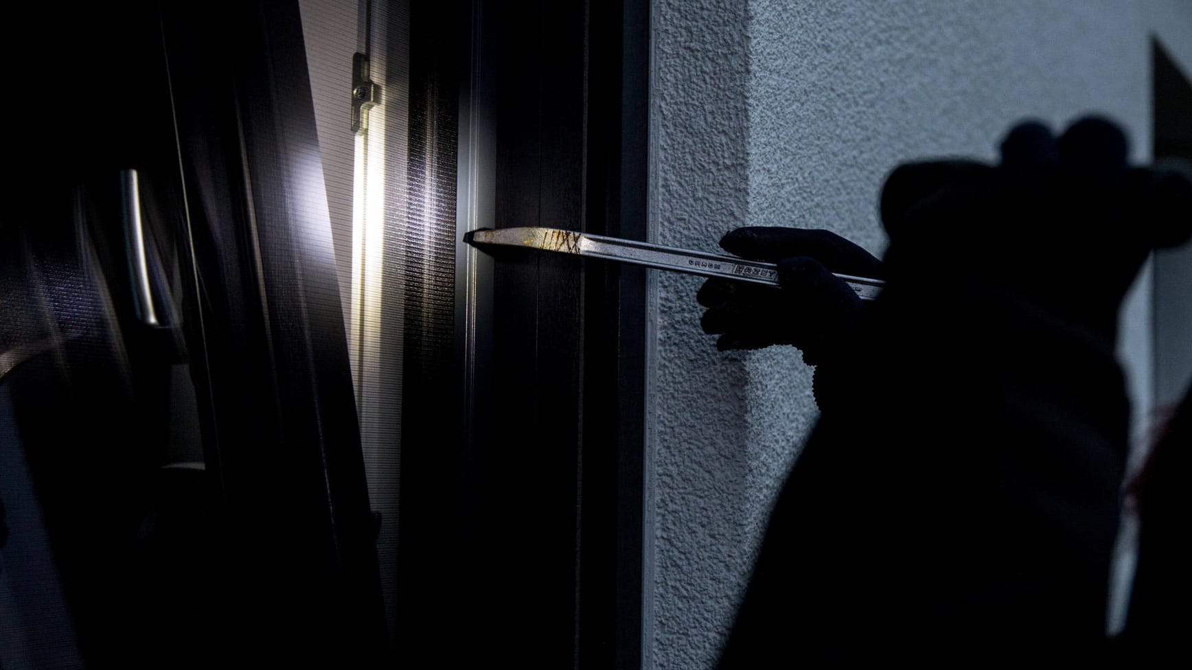 Ein Einbrecher versucht mit einem Brecheisen, ein Fenster aufzubrechen (Symbolbild): In Bornheim bei Bonn ist der Bewohner einer Wohnung von einem Einbrecher überrascht worden. Ein Einbrecher versucht mit einem Brecheisen, ein Fenster aufzubrechen (Symbolbild): In Bornheim bei Bonn ist der Bewohner einer Wohnung von einem Einbrecher überrascht worden.